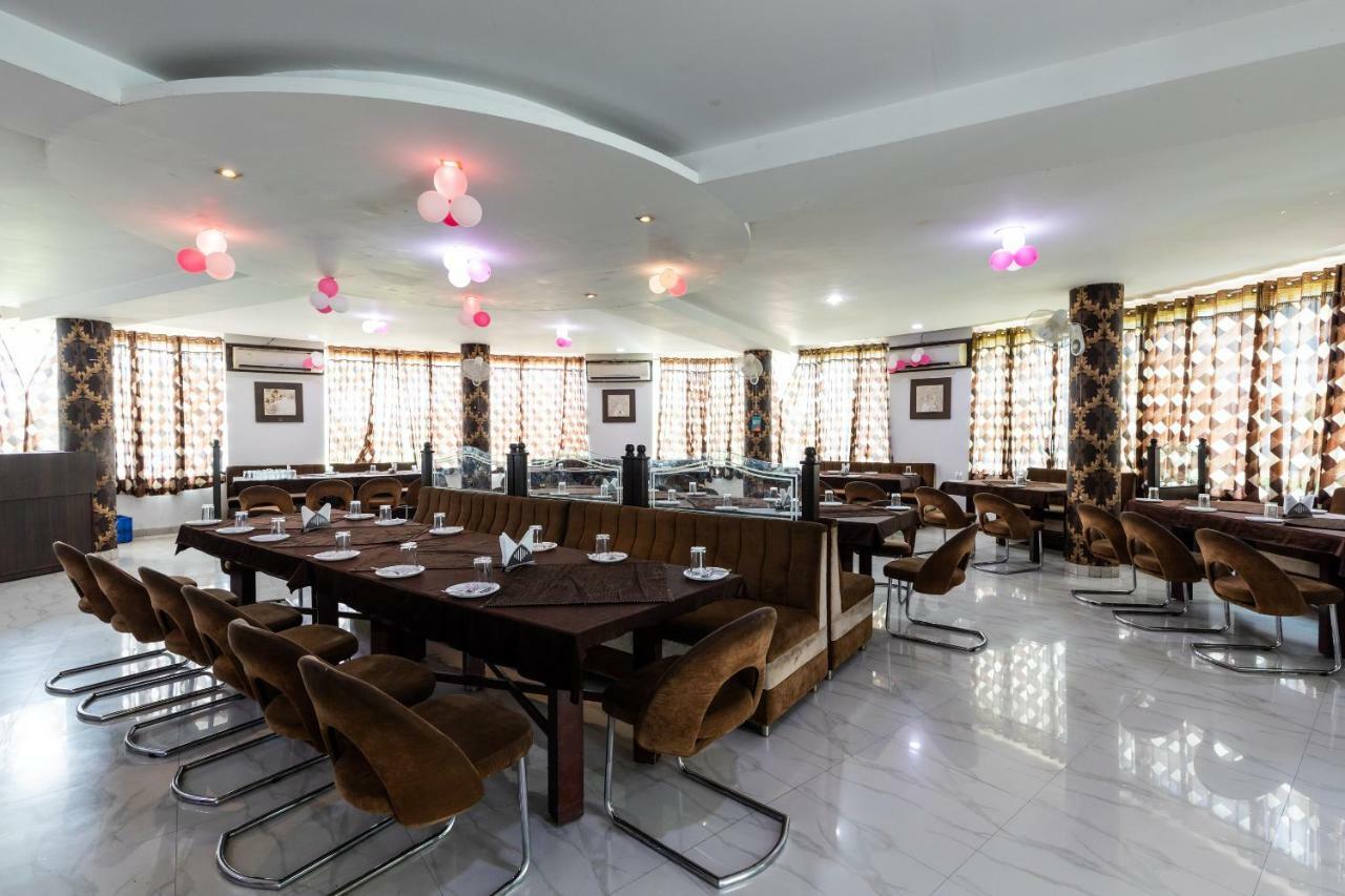 Oyo 42910 Hotel Rudra Palace Ratlām Esterno foto